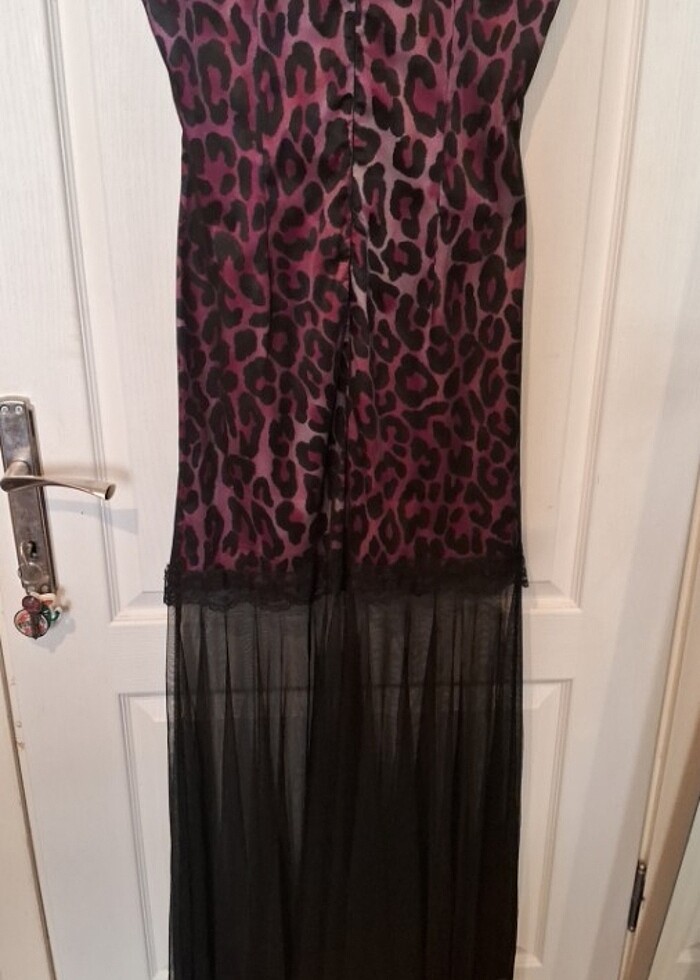 Abiye elbise, leopar desenli, mor ve lila tonlu, tül detaylı. - Görsel 4