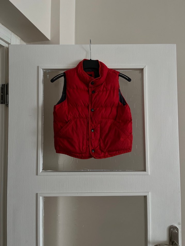 Erkek Çocuk Kırmızı Düğmeli Yelek - Görsel 2