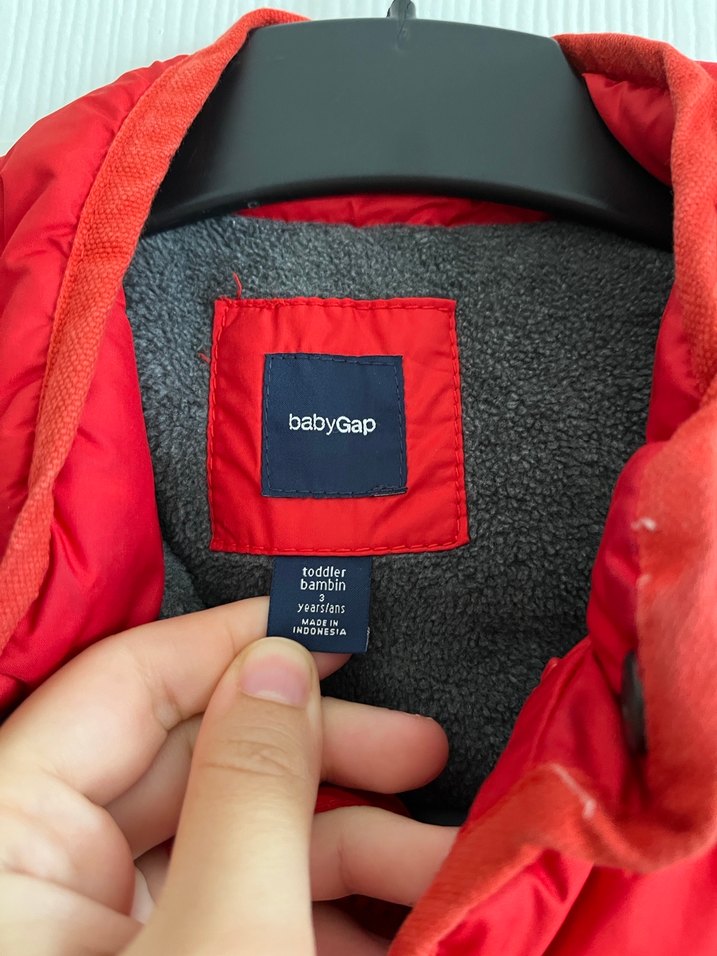 Erkek Çocuk Kırmızı Düğmeli Yelek - Görsel 3