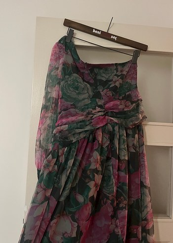 Tek omuz çiçekli elbise - Görsel 4