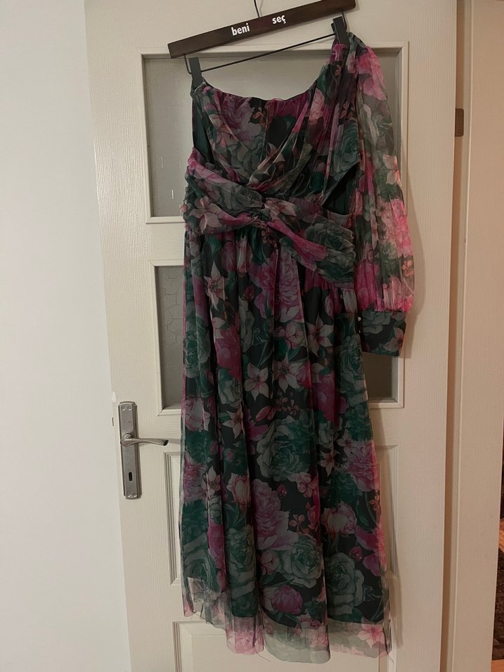 Tek omuz çiçekli elbise - Görsel 2