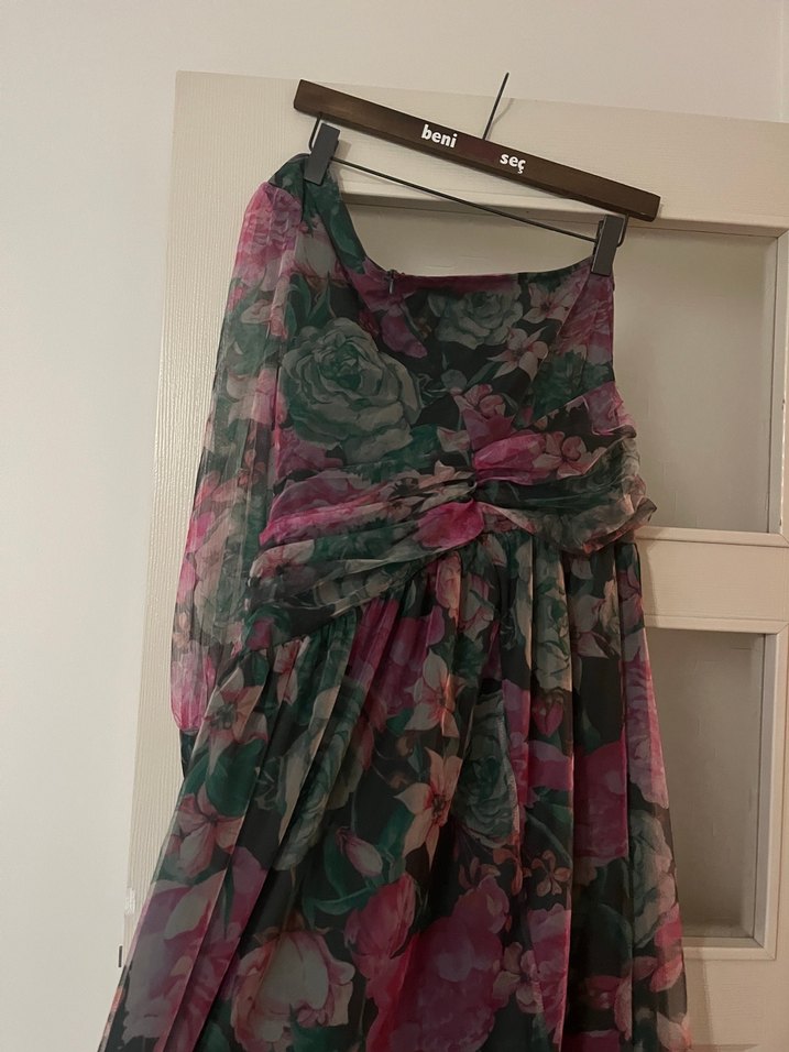 Tek omuz çiçekli elbise - Görsel 4