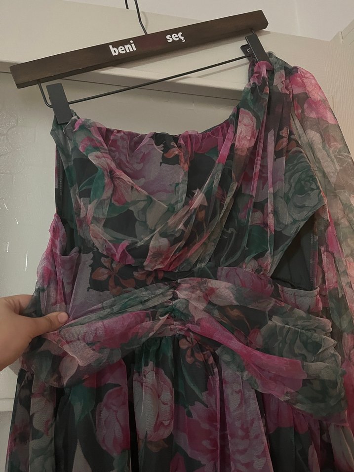 Tek omuz çiçekli elbise - Görsel 3