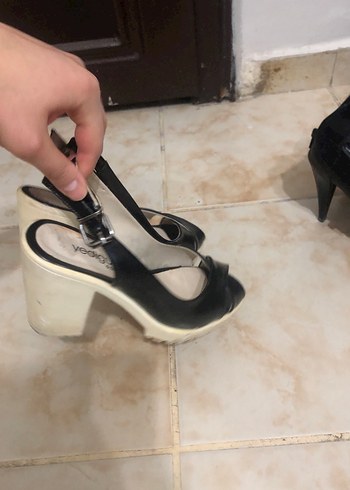 36 Beden Siyah Tokalı Kadın Dolgu Topuk Ayakkabı