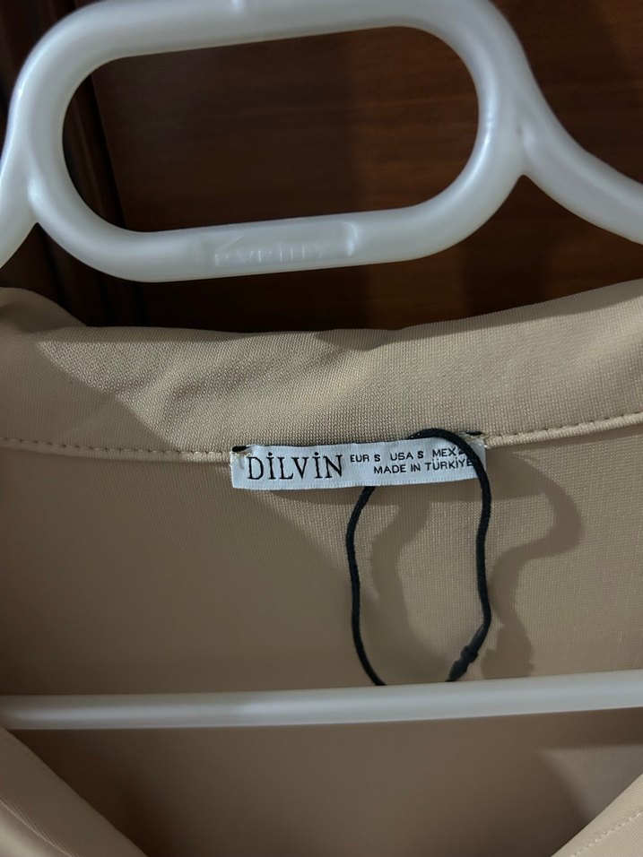 Bej V Yaka Düğmeli Kadın Bluz - Görsel 2