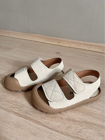 Zara Parmak korumalı 24 numara sandalet