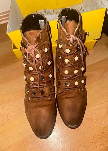 Kahverengi Süet Tokalı Kadın Botu - Görsel 3