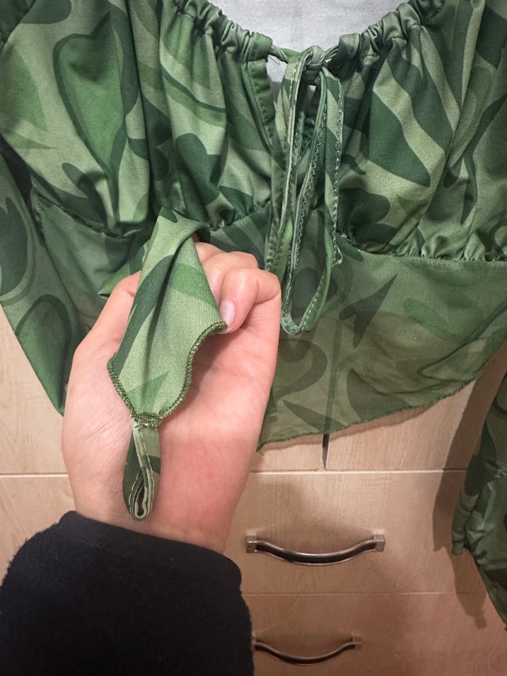 Yeşil Bağcıklı Drapeli V Yaka Bluz - Görsel 5