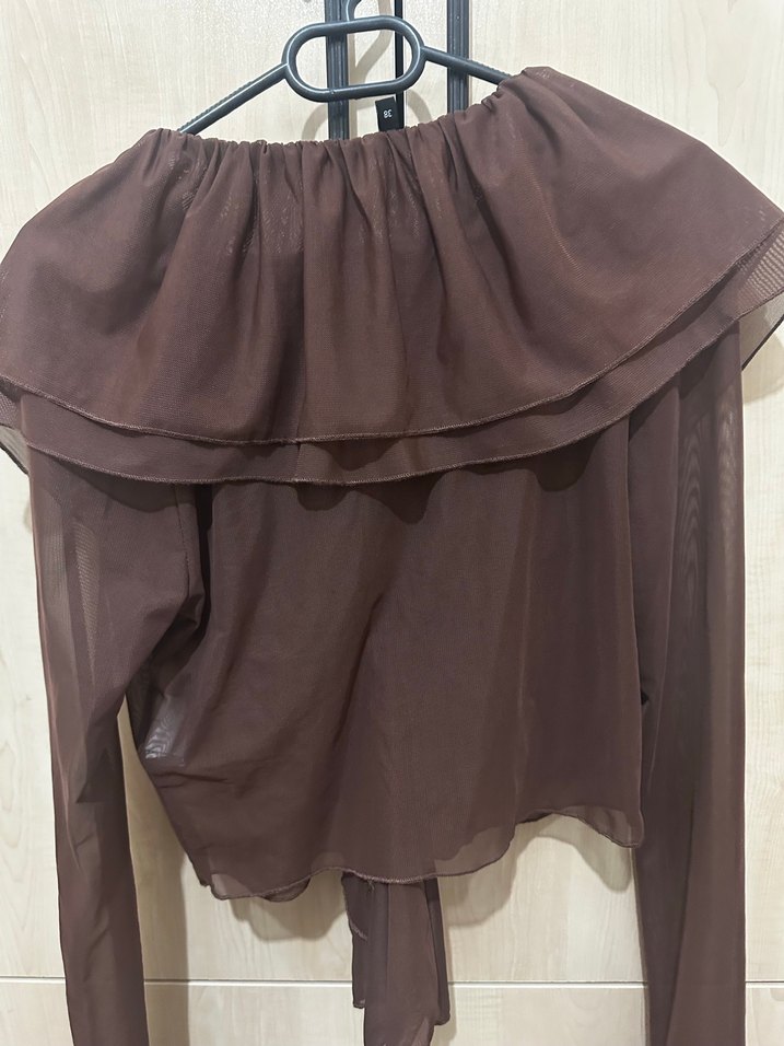 Kahverengi V Yaka Fırfırlı Uzun Kollu Bluz - Görsel 4