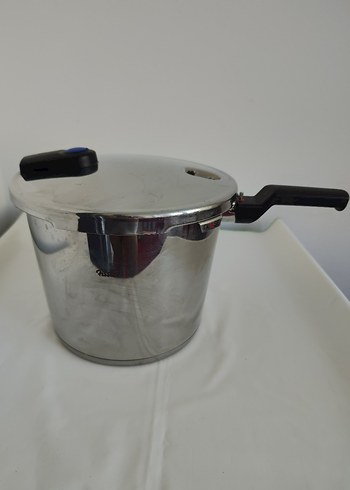 Fissler Vitaquick Bluepoint 6 lt Düdüklü Tencere üst sapı yok