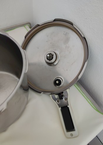 Beden kırmızı Renk Fissler Düdüklü Tencere Carina 6 Lt sağlam sorunsuz çalışıyor
