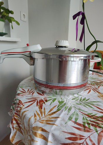 Fissler düdüklü tencere 8 lt tertemiz sağlam sorunsuz çalışıyor