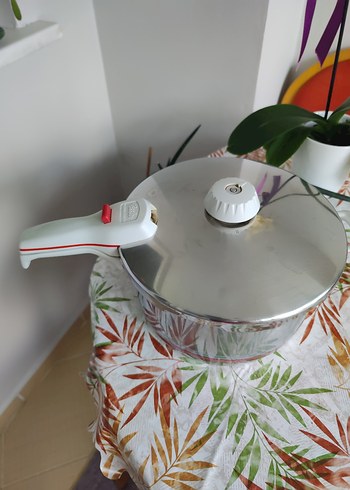 Fissler Fissler düdüklü tencere 8 lt tertemiz sağlam sorunsuz çalışıyor