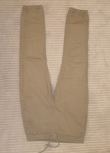 Erkek krem pantolon size 32/ paçası lastikli/ arkasında ufak bir - Görsel 2