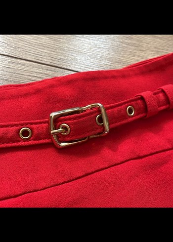 Kırmızı Şık Kemerli Kısa Etek - Görsel 3