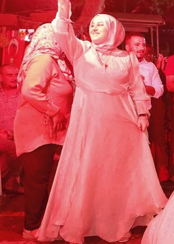 Abiye bir kere kullanıldı şalı ile birlikte göndereceğim