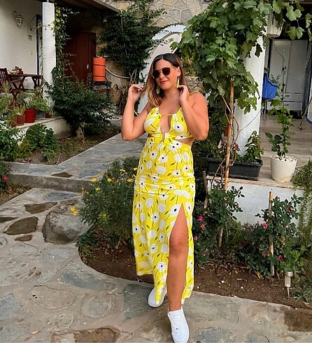 Cut out detaylı yırtmaçlı elbise