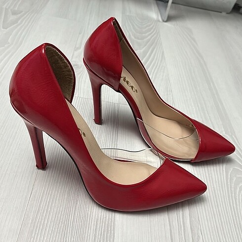 Kırmızı stiletto topuklu ayakkabı