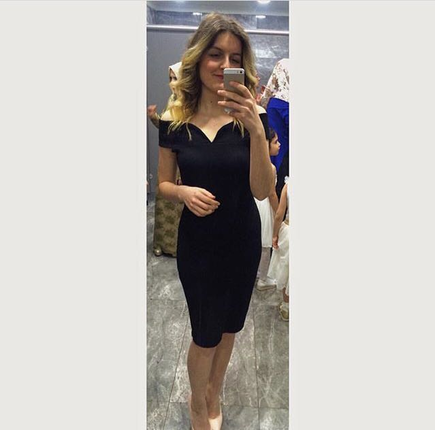 Omuzları açık elbise