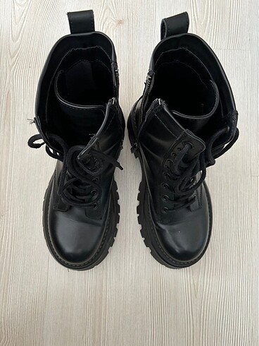 COMBAT BOOTS SIZE 43