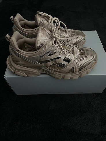 44 Beden BALENCIAGA TRACK 2 DARK BEIGE