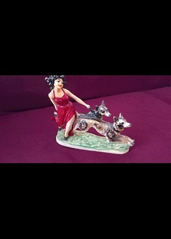 Bordo Elbiseli Kadın ve Köpek Figürin