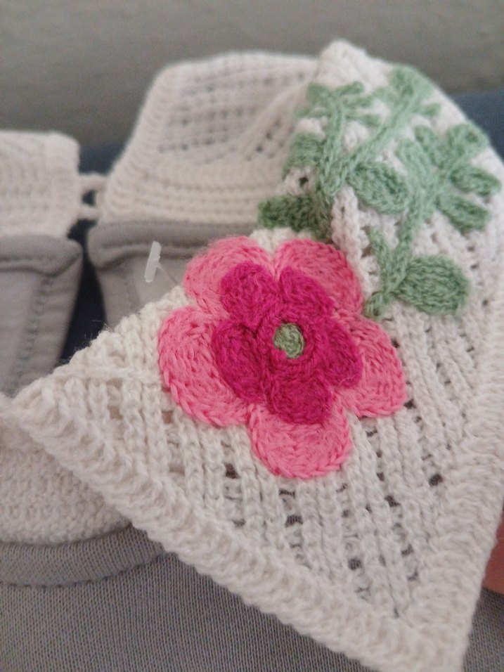 Düğmeli Bej Kadın Sweatshirt Nakışlı Yaka - Görsel 2