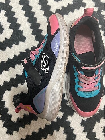 34 Beden Skechers kız çocuk spor ayakkabı.