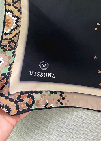Armine Vıssona eşarp