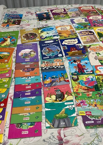 Çocuklar için çok sayıda renkli kitap seti