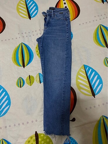Mavi Jeans mavi paçası yırtık jean