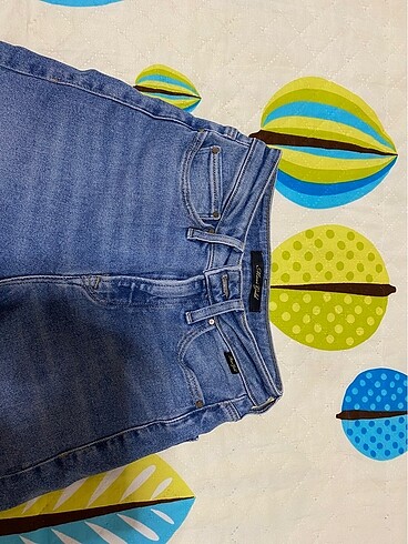 xs Beden mavi paçası yırtık jean