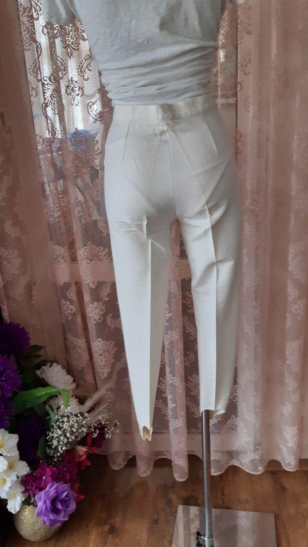 Krem ayak altından geçmeli likralı Kumaş Pantolon - Görsel 4