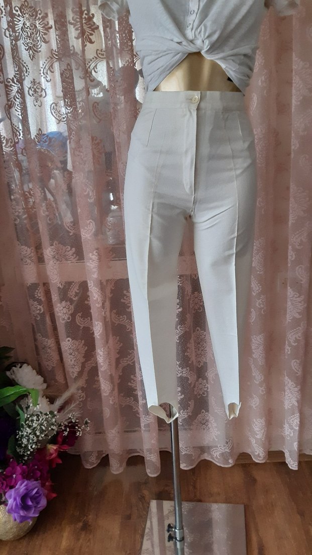 Krem ayak altından geçmeli likralı Kumaş Pantolon - Görsel 3