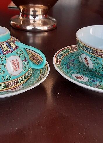 İnce Çin porseleni fincan-tabak çifti