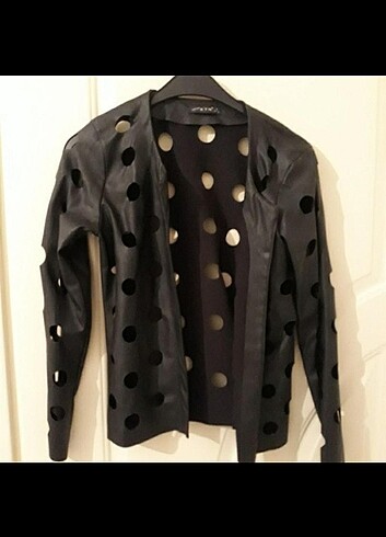 Siyah yuvarlak delikli ceket