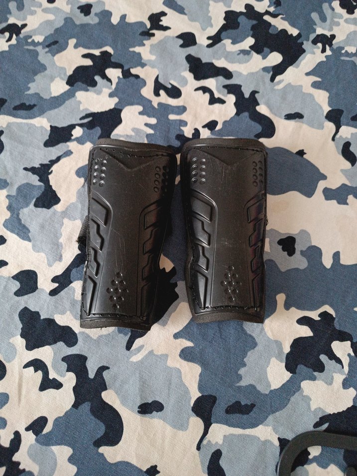 Kayışlı Siyah futbol tekmelik - Görsel 3