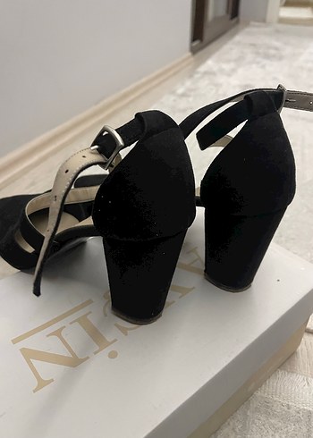 Nine West Siyah Süet Topuklu Ayakkabı