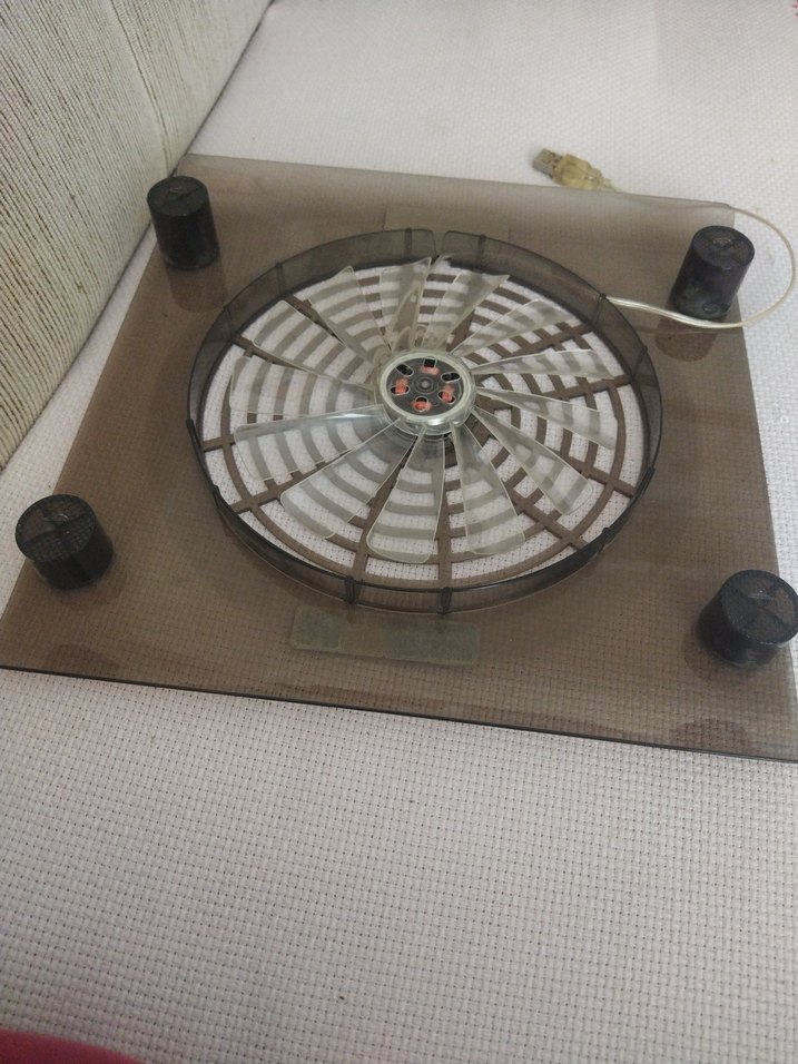 Bej ve Gri Masaüstü Fan - Görsel 2