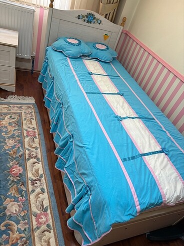 ÇİLEK MOBİLYA YATAK ÖRTÜSÜ