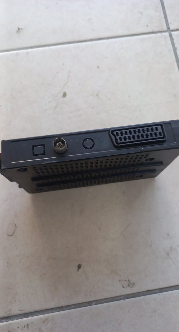 Delikli Siyah Uydu Alıcısı - Görsel 2