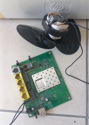 Bej Renkli Yazıcı ve Elektronik Parçalar