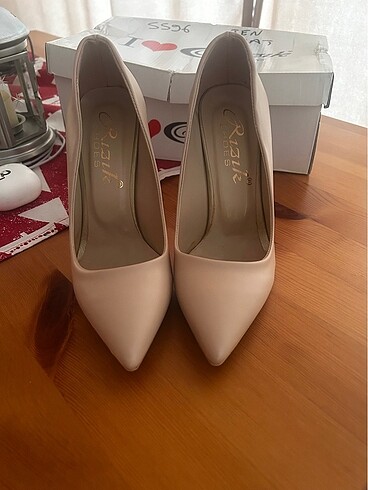 Krem rengi stiletto