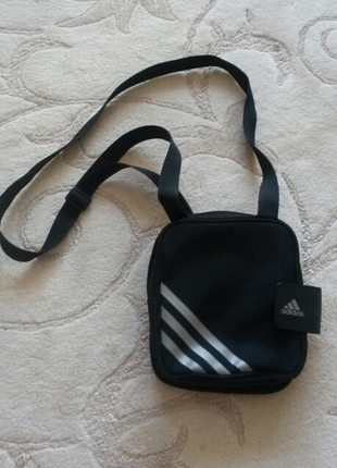 Adidas canta