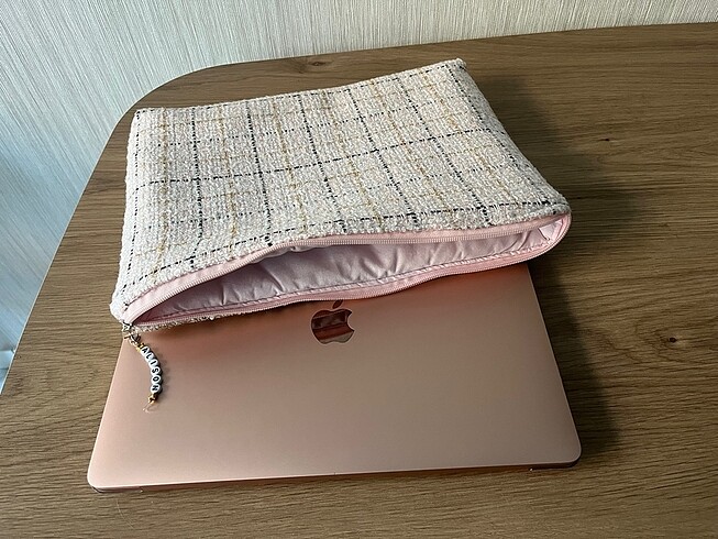  Beden Pembe Macbook Kılıfı 13 inch,İsme özel Charmlı Laptop Kılıfı Clu
