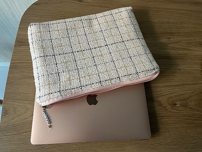 Stradivarius Pembe Macbook Kılıfı 13 inch,İsme özel Charmlı Laptop Kılıfı Clu