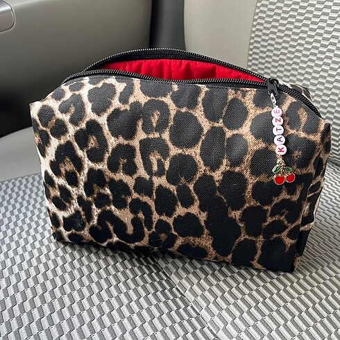 Leoparlı Makyaj Çantası,Kırmızı makyaj çantası isme özel kirazlı