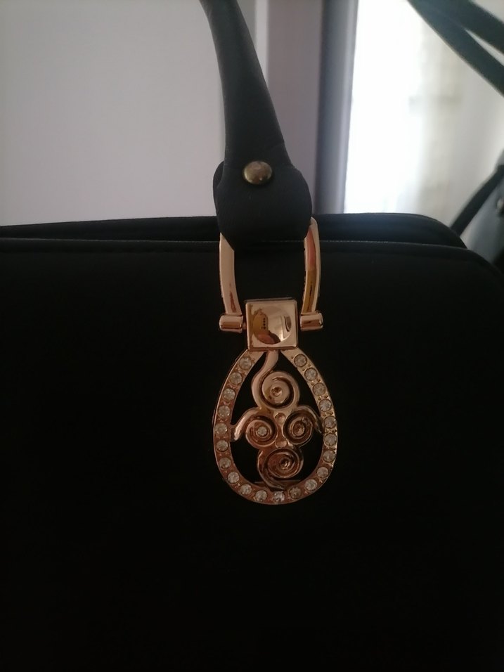 Klasik Tarzda Altın Renkli Yılan Desenli Tokalı Kadın Kol Düğme - Görsel 3