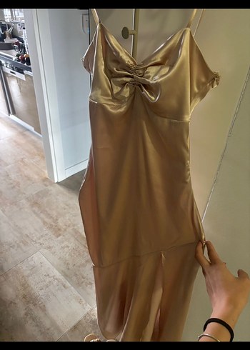 Bej Uzun Saten Elbise V Yakalı - Görsel 2