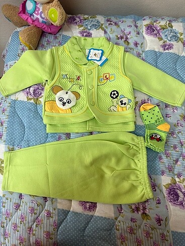 Yeşil ceket çorap içinde bebek takım